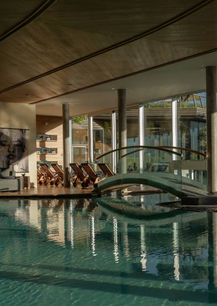 In der Sonne leuchtendes Hallenbad im Wellnesshotel Dorf Tirol
