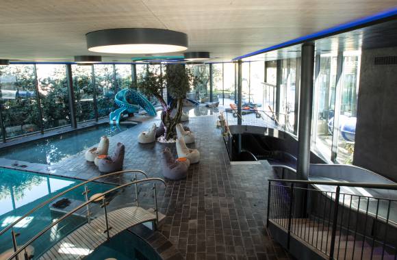 Blick auf den Kinder-Fun-Bereich mit drei Wasserrutschen und drei Kinderpools im Kinderhotel in Südtirol