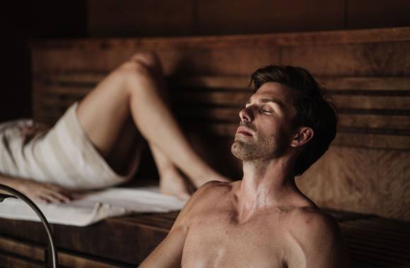 Paar entspannt in der Sauna im Wellnesshotel bei Meran