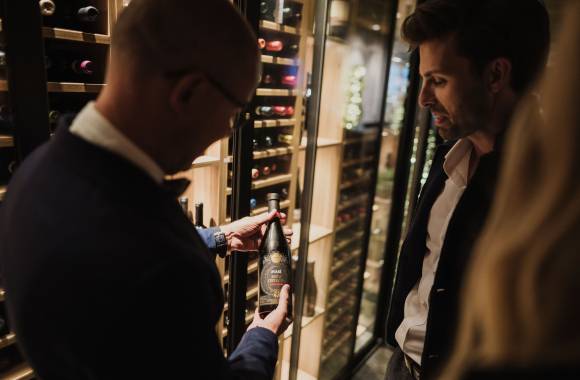 Sommelier Andreas beim Weinschrank