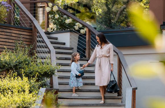 Mutter mit Kind am Eingang des Familienhotels in Südtirol