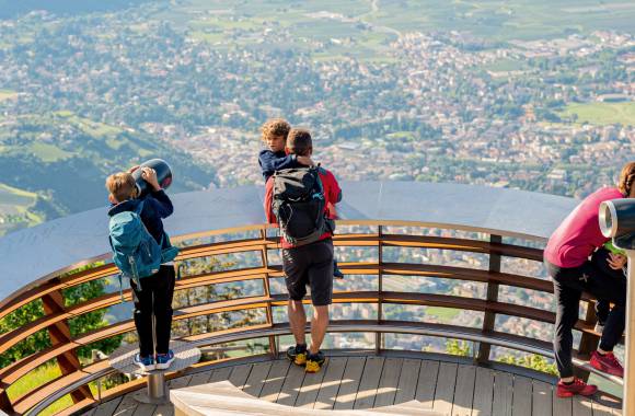 Familie am Aussichtspunkt in Dorf Tirol mit Panoramablick auf Meran