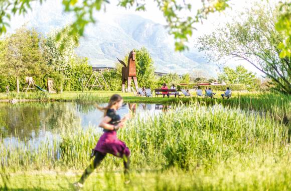 Frau spaziert durch den nahegelegenen Park in Meran