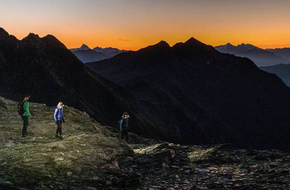 Sonnenaufgangswanderung in den Bergen Südtirols mit beeindruckendem Alpenpanorama