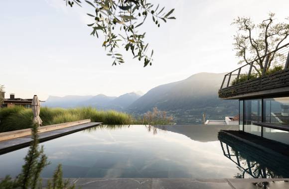 Piscina infinity dell’hotel benessere a Tirolo con vista panoramica