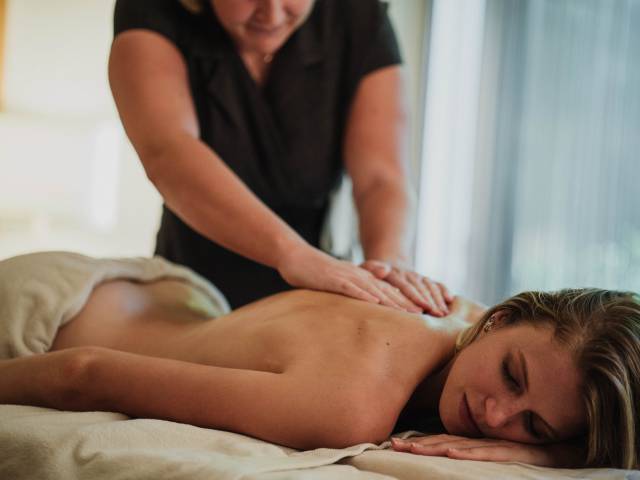 Massaggio alla schiena rigenerante al LUMINA Spa dell’Hotel Erika a Tirolo