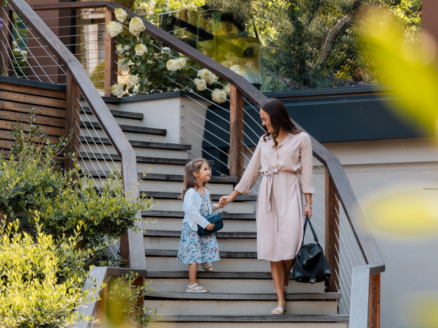 Mutter mit Kind am Eingang des Familienhotels in Südtirol