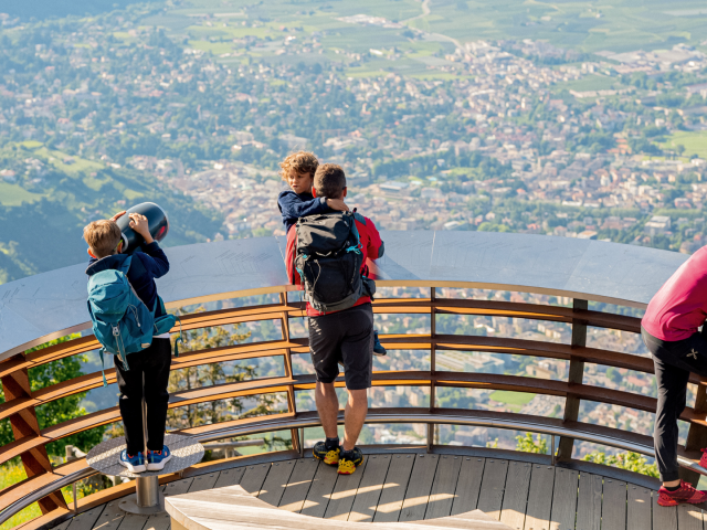 Familie am Aussichtspunkt in Dorf Tirol mit Panoramablick auf Meran