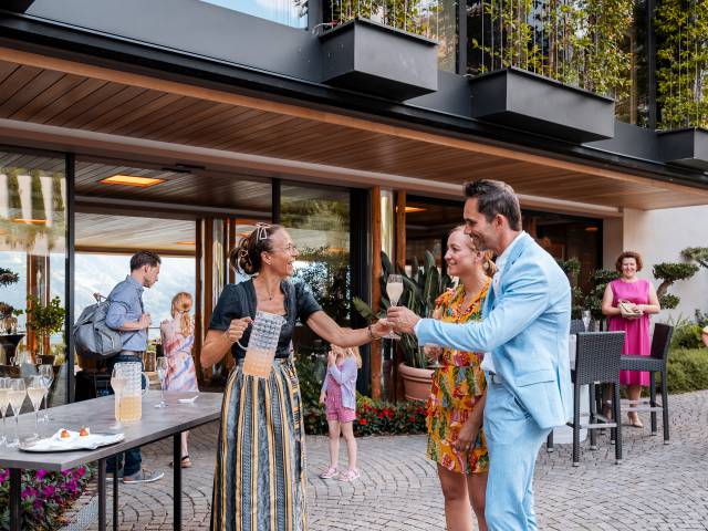 Service-Leitung Silvia bedient die Gäste beim speziellen Hausfeiertag