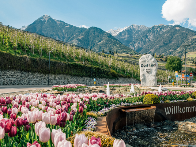 Einfahrt in das Urlaubsdorf Dorf Tirol mit Blick auf den Ort
