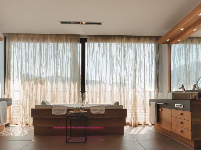 Elegante freistehende Badewanne in einer Suite eines 5-Sterne-Hotels im Meraner Land