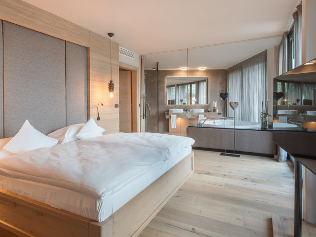 Schlaf- und Badezimmer des Apartments mit direktem Hotelzugang im Hotel Erika in Dorf Tirol