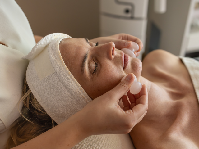 Professionelle Gesichtsbehandlung im LUMINA Spa des Hotel Erika in Dorf Tirol