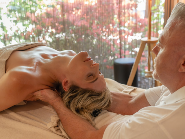 Entspannende Ganzkörpermassage im LUMINA Spa des Hotel Erika in Dorf Tirol