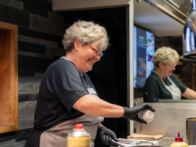Frühstücksköchin Halina bereitet frische Omeletts in der Showküche des Hotel Erika in Dorf Tirol zu