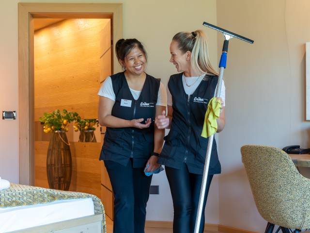 Zimmerfeen bereiten eine Suite im Hotel Erika in Dorf Tirol liebevoll vor