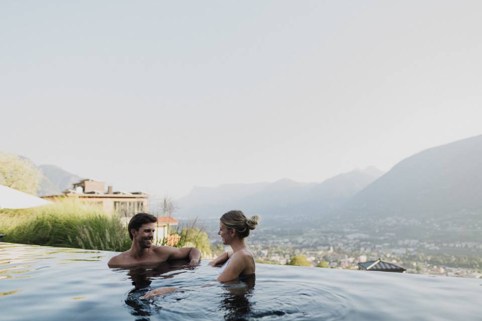 Paar im Infinitypool Hotel Südtirol