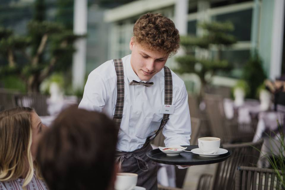 Bedienung bringt Kaffee 