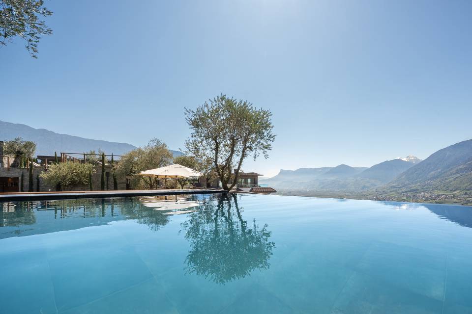 Infinity-Solepool glänzt bei Sonnenschein im Außenbereich des Wellnesshotels – entspannter Spa-Genuss im Pool