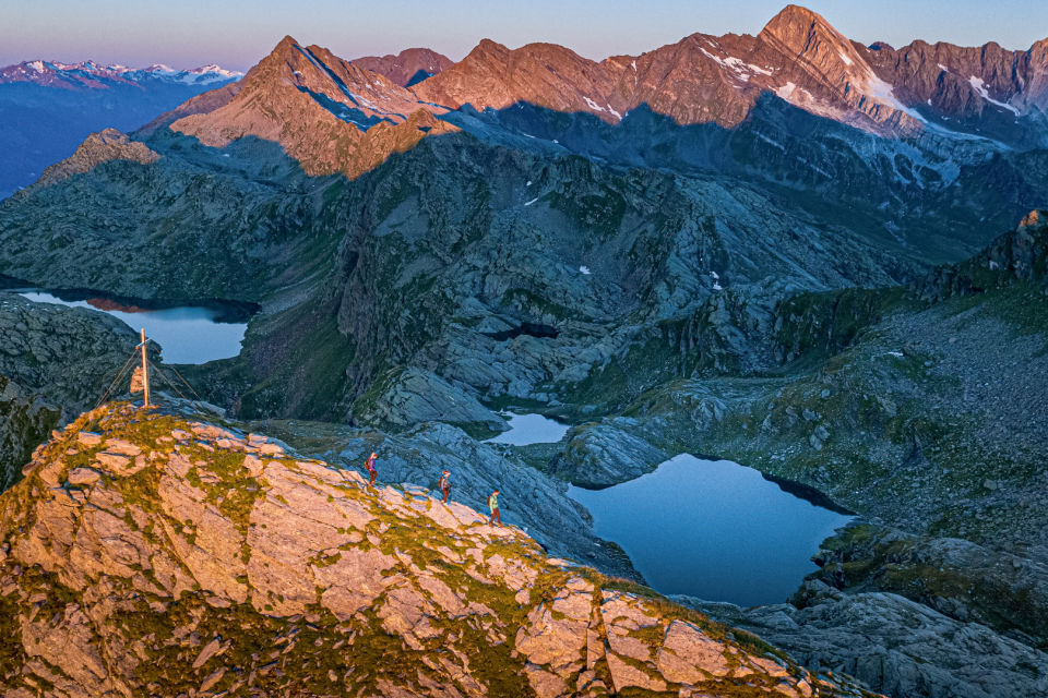 Foto in vetta di escursionisti presso i Laghi di Sopranes sopra Merano in Alto Adige