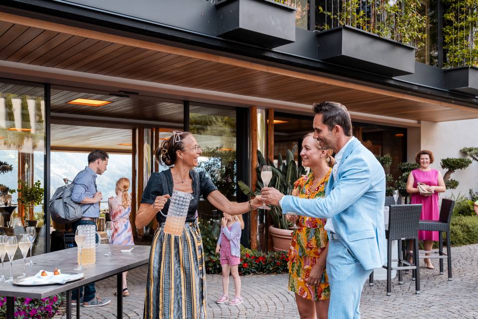 Service-Leitung Silvia bedient die Gäste beim speziellen Hausfeiertag