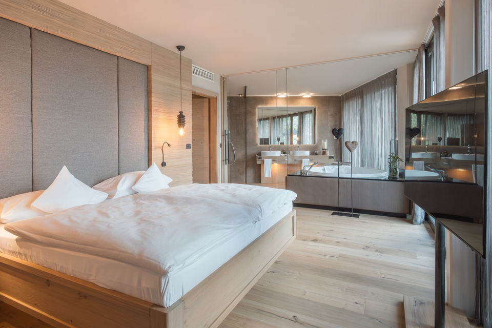 Schlaf- und Badezimmer des Apartments mit direktem Hotelzugang im Hotel Erika in Dorf Tirol