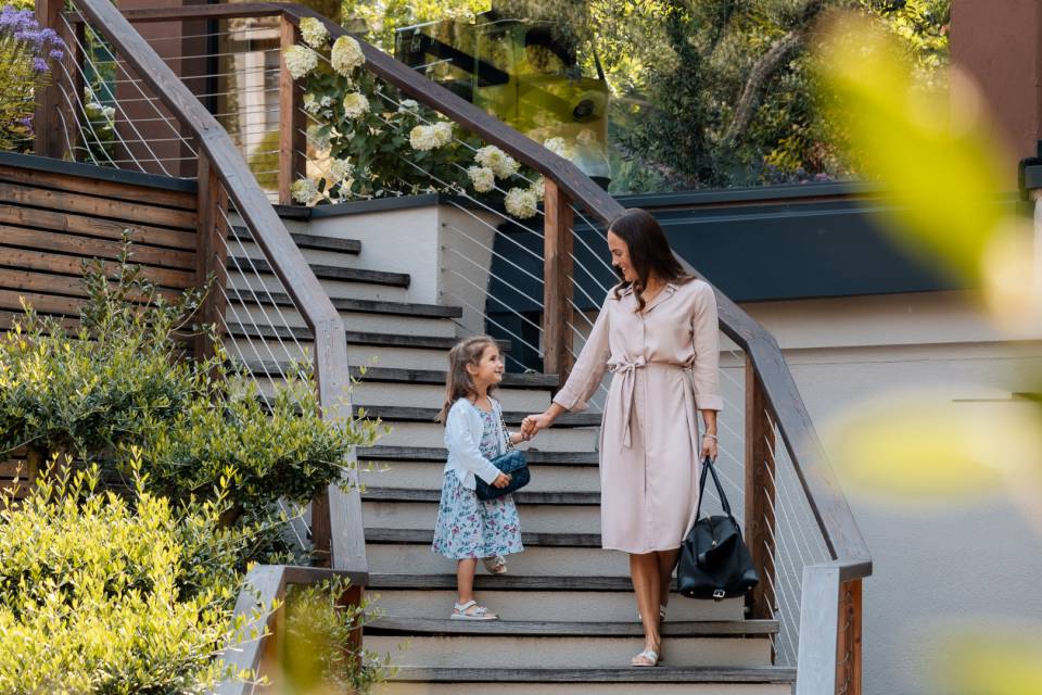 Mutter mit Kind am Eingang des Familienhotels in Südtirol