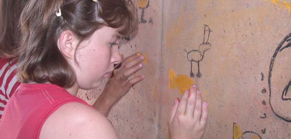 Kinder malen an der Wand