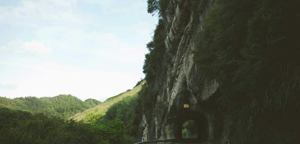 Straße mit Tunnel in Südtirol