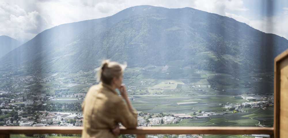 Frau im Hotel Erika auf dem Balkon Meran