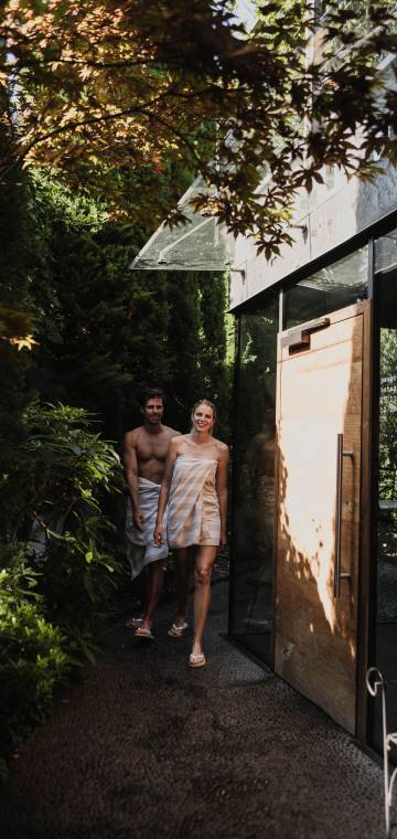 Paar auf dem Weg in die Sauna