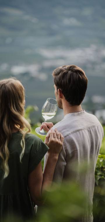 Paar mit Wein genießt die Aussicht