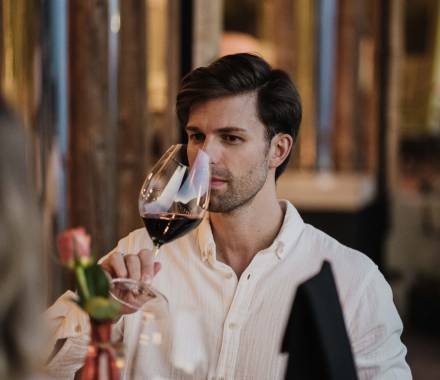 Mann mit exklusivem Rotwein beim Abendessen