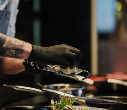 Koch bereitet Essen zu Hotel Erika