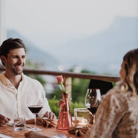 Paar sitzt im Restaurant beim Essen im Hotel Erika