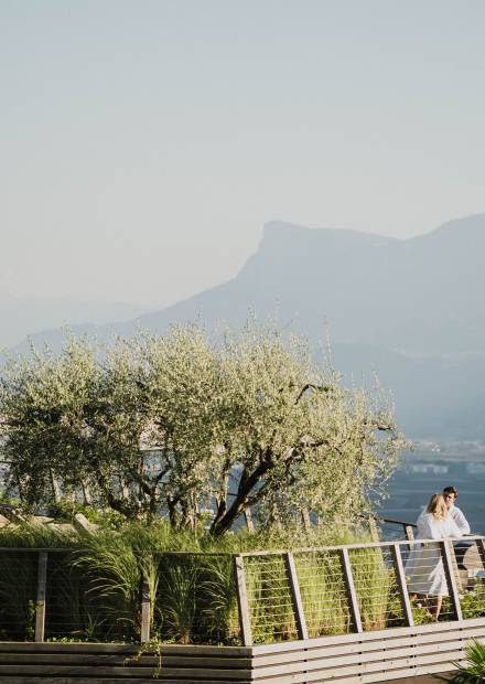 Paar auf Terrasse im Hotel Erika