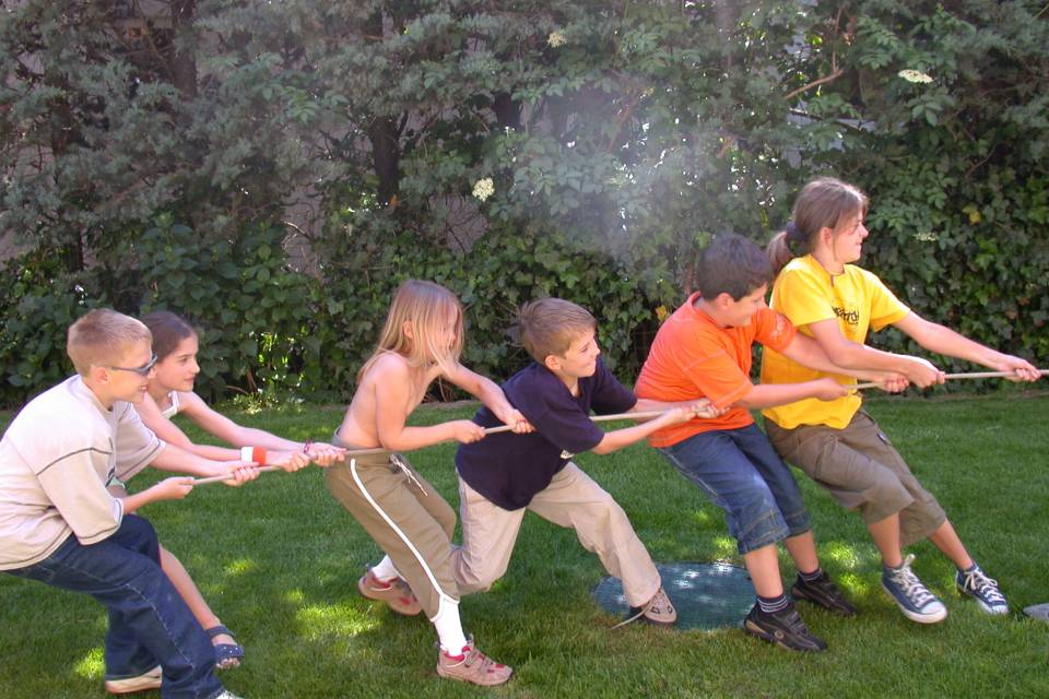 Kinder beim Seilziehen