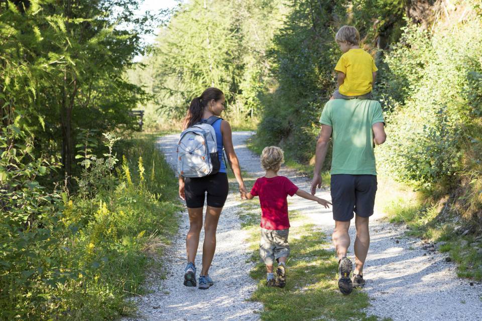 Familie beim Wandern in Südtirol