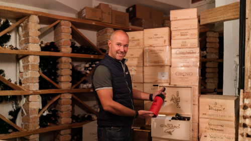 Foto simbolica: 07. Apr. 2026 dalle ore 21:15Stube accanta del bar Degustazione di vini con Andreas